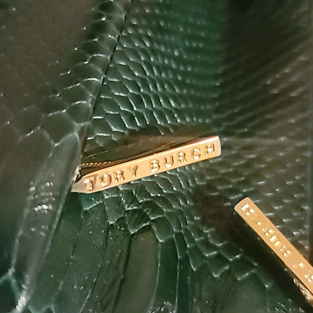 ⚘️⚘️EMBOSSED TORY BURCH REVA IN BEAUTIFUL DARK GREEN⚘️⚘️